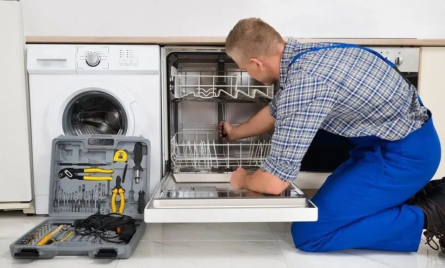 Çilimli Liebherr servisi teknisyen ekibi beyaz eşya tamiri yaparken